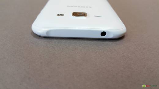 Samsung GALAXY J1 вид сзади - верхний торец с аудиопортом